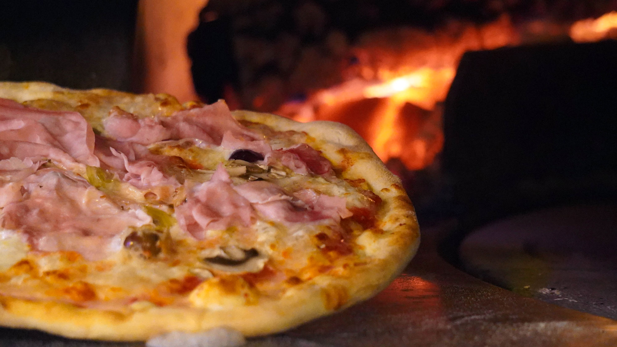 la pizza de L'Eden a Monopoli forno a legna